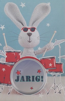 Wenskaart "Jarig" Knuffelkonijn op drumstel