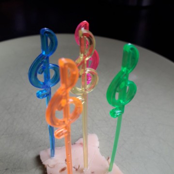 Cocktailprikker vioolsleutel neon 1