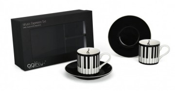 Espresso kop en schotel pianotoetsen