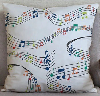 Kussenhoes wit met zwarte notenbalken met gekleurde muzieknoten