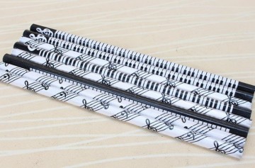 Potlood vioolsleutel met toetsen en notenbalk met viool en bassleutel 2 0