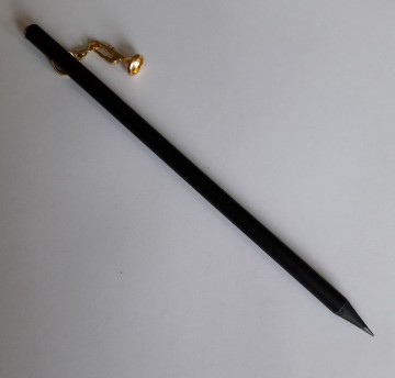 Potlood zwart met trompethangertje 1