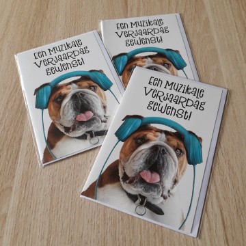 Verjaardagskaart een muzikale verjaardag gewenst hond met koptelefoon 3